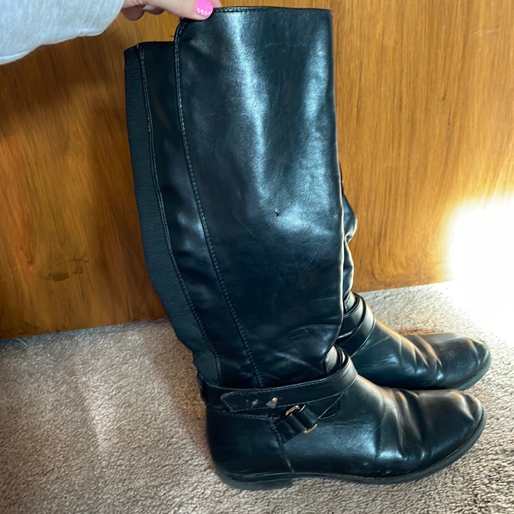 Black calf-high boots. Small heel.